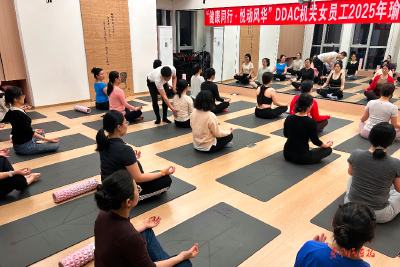 东风德纳车桥开展健康瑜伽季活动