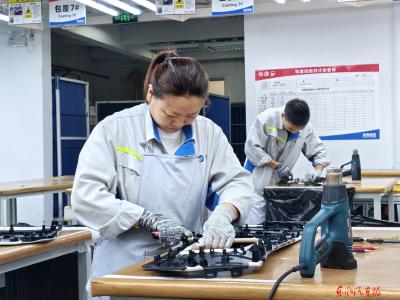 东风延锋（十堰）汽车座舱系统有限公司各条产线开足马力：“数字每跳动一次，离目标又近一步”