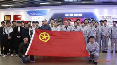 东风青年聆听王建清拆解“劳模密码”