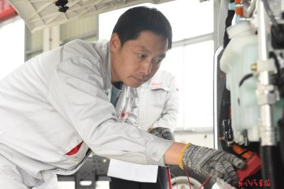 东风华神装调车间举行2025年“匠心助上”商用车装调工技能竞赛