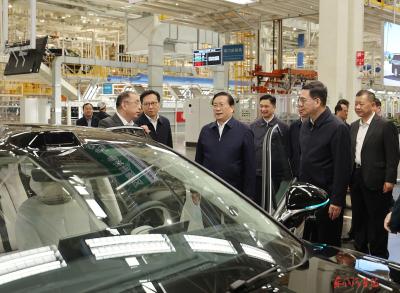 王忠林调研岚图汽车云峰工厂
