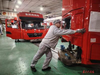 东风商用车整车工厂：岁末攻坚 分秒必争