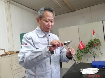 身残志坚书写匠心人生——记东风龙擎质量管理科关猛