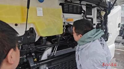 东风龙擎工程师冒雪保障120台出口牵引车交付