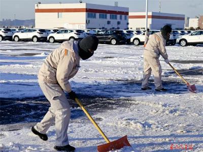东风日产大连整车中心库：迎寒而上 除雪保畅