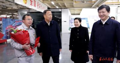 全国总工会党组成员蔡安辉来东风送温暖