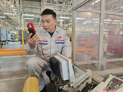 保障设备安全运行的“定海神针”——记公司2025年度劳动模范、神龙公司武汉工厂总装分厂维修电工樊雷