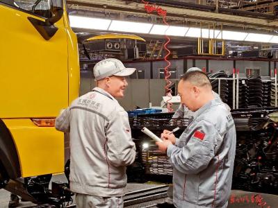 《人民日报》报道全国人大代表王建清——在工厂“同事吧”征集工友意见