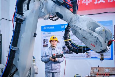 焊装线上的“智”造玫瑰——记公司2025年度劳动模范、东风商用车整车工厂装焊车间主任工种师、设备维修电工刘明敏