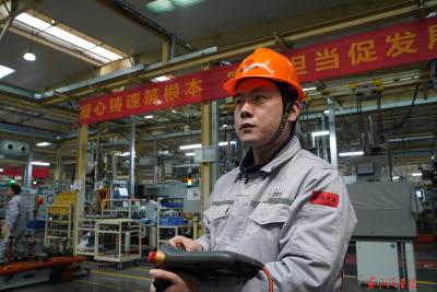 精益生产的“排头兵”——记公司2025年度劳动模范、东风龙擎动力有限公司变速箱装试车间班组长姜巍