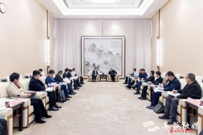 王俊与武汉经开区领导刘子清、赵永强座谈交流