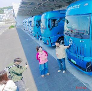 湖北省内多家媒体探访东风商用车D600智慧工厂  核心工序完全自动化 每87秒下线一台车身