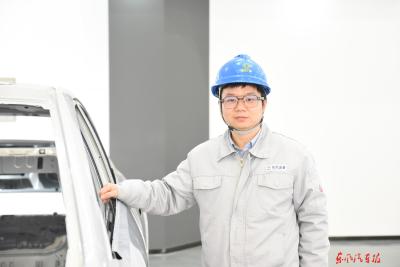 焊装线上的“顶梁柱”——记公司2025年度劳动模范、东风设备电气设计首席工程师阮崇伟