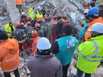 又一个奇迹！中国救援队救出被埋100小时幸存者